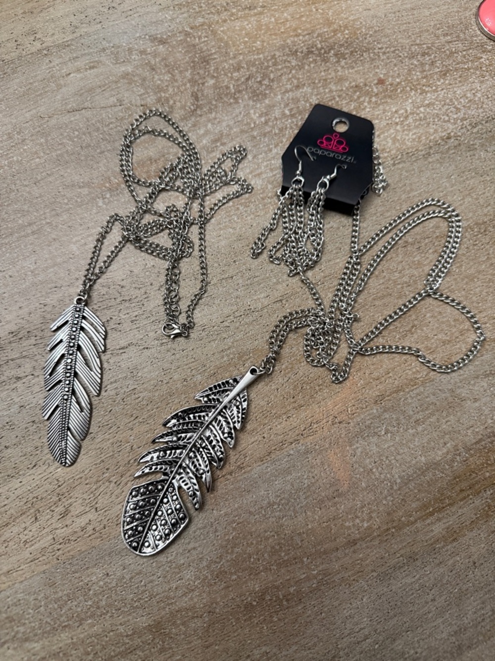 Paparazzi Silver Feather Pendant Necklace Set